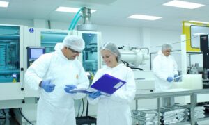 2 workers in an ISO class 7 cleanroom